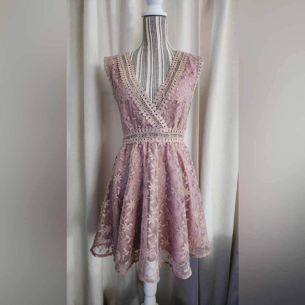 New pink mauve lace appliqué v neck floral dress